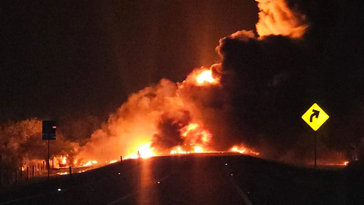 Incendio de pipa en la Carretera Federal 81 en el tramo Victoria-Tampico SSPT (2)